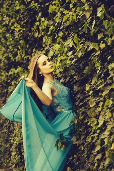 Красива дівчина в синій сукні — стокове фото