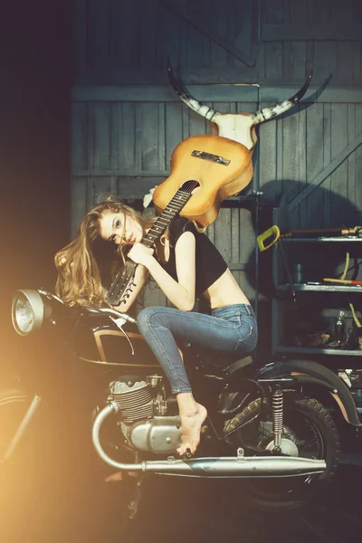 Το μοντέλο κορίτσι με κιθάρα που κάθεται στη μοτοσικλέτα — Φωτογραφία Αρχείου