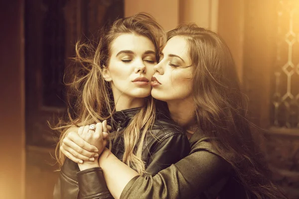 Lesbiana Dos Mujeres Bonitas Chicas Lindas Con Los Ojos Cerrados — Foto de Stock