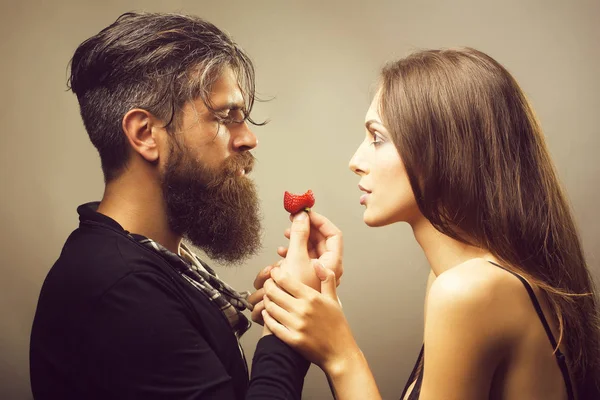 Сексуальна пара їсть червону полуницю — стокове фото