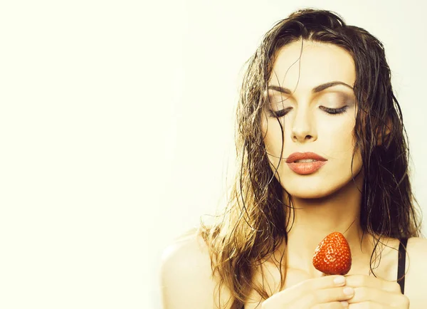 Sexy bella donna con fragola rossa — Foto Stock