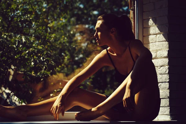 Menina bonita na soleira da janela — Fotografia de Stock