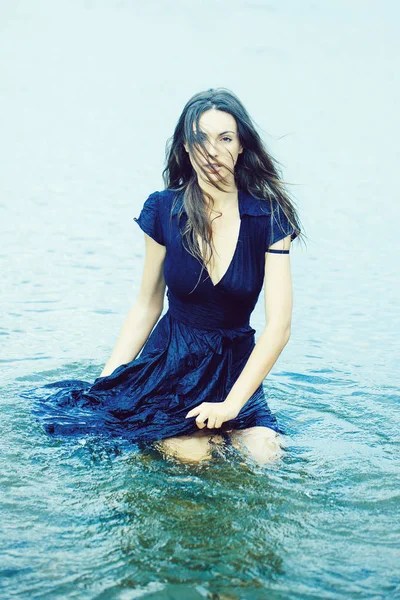 Jovem mulher sexy sentado na água — Fotografia de Stock