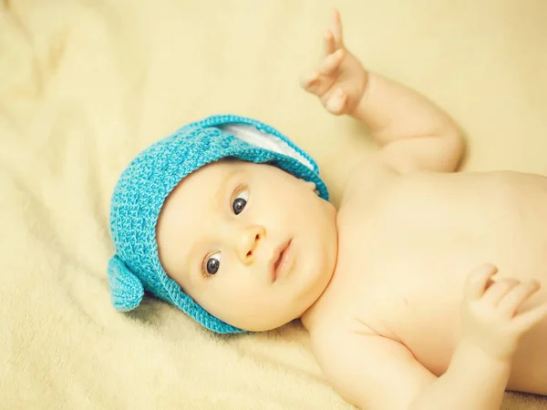 Niño recién nacido en sombrero de conejo — Foto de Stock