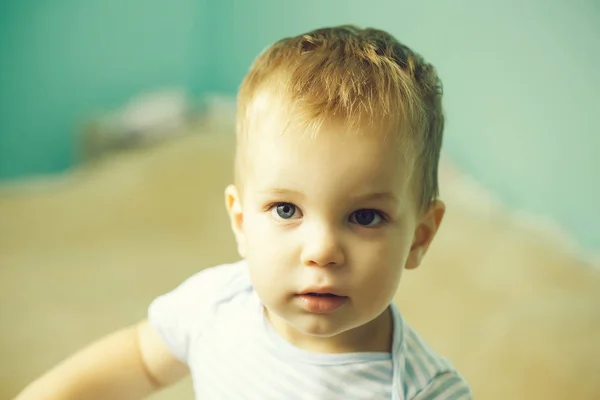 Babyjongen met blauwe ogen — Stockfoto