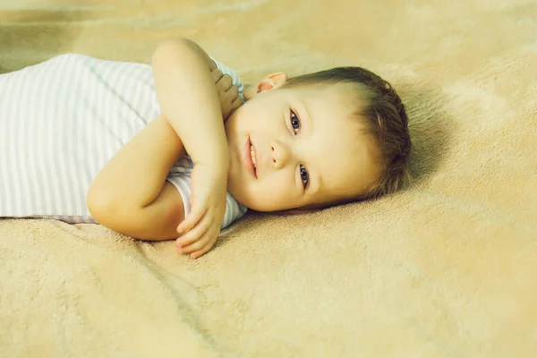 Bebê feliz sorri — Fotografia de Stock