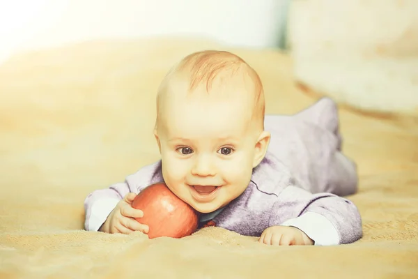 Маленька щаслива дитина з червоним яблуком — стокове фото