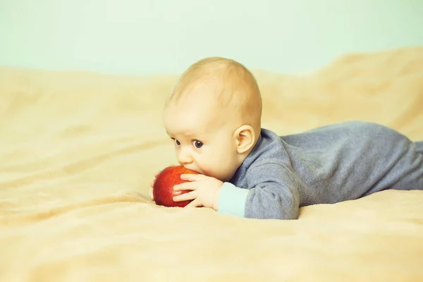 少年に刺され赤いリンゴ — ストック写真