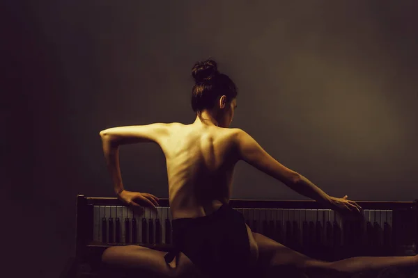 Junges Mädchen Oder Tänzerin Mit Sexy Flexiblem Körper Der Ballerina — Stockfoto