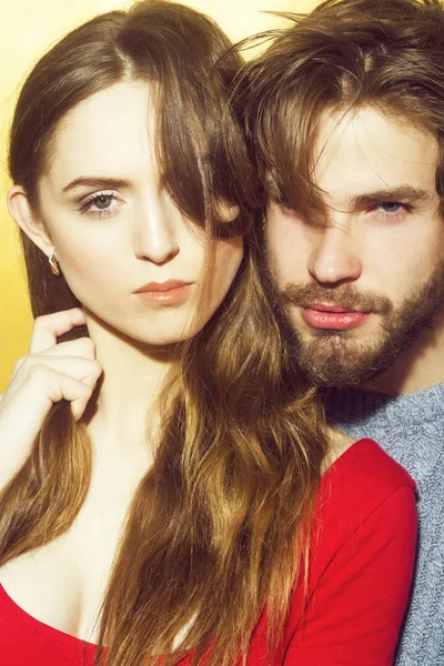 Giovane coppia di bella ragazza e barbuto uomo — Foto Stock
