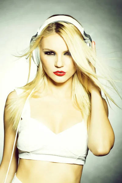 Dziewczyna Ładna Blondynka dg w zestaw słuchawkowy z czerwonymi ustami — Zdjęcie stockowe