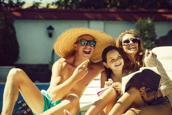 Feliz jovem família na piscina — Fotografia de Stock
