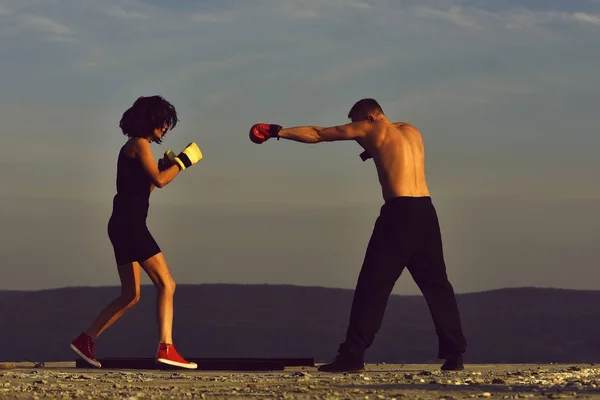 Conflict in relationship concept, couple fighting in boxing glov — Stock Photo, Image