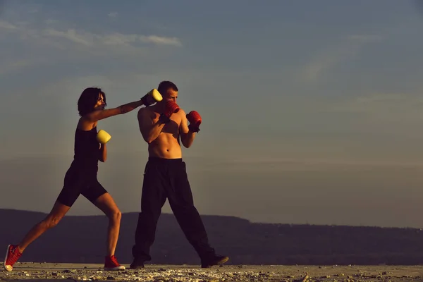 Conflict in relationship concept, couple fighting in boxing glov — Stock Photo, Image