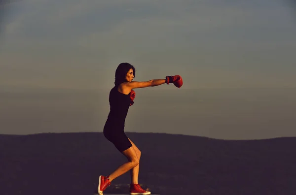 Sgirl boxeador contra el cielo azul en guantes rojos — Foto de Stock