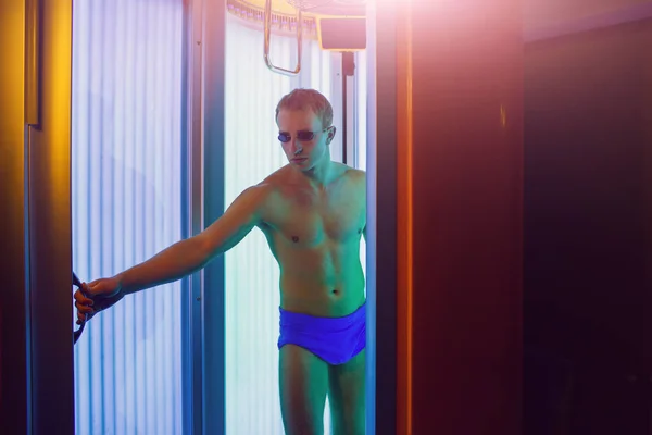 Homme musclé avec corps sexy dans le solarium — Photo