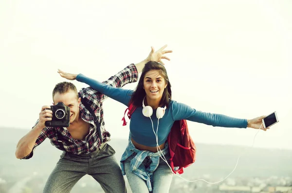 幸せなカップルの笑顔と空にふりをする飛行 — ストック写真