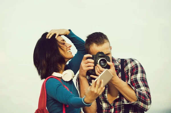 Smiling girl taking selfie on smartphone how handsome man photog — Stock Photo, Image