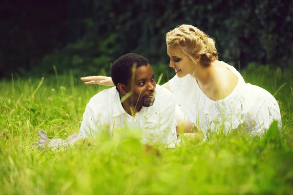Casal romântico abraçar na grama — Fotografia de Stock