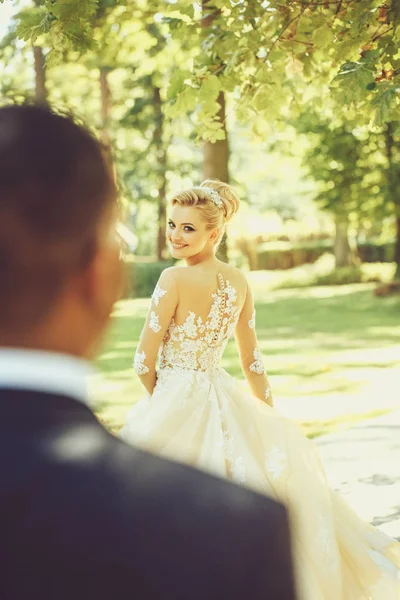 Mooi meisje of schattige bruid in witte sexy trouwjurk — Stockfoto