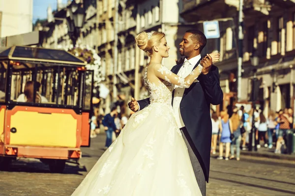 Happy afroamerické ženicha a roztomilý nevěsta tančí na ulici — Stock fotografie