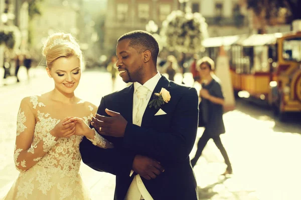 Feliz noivo afro-americano e noiva bonito andando na rua — Fotografia de Stock