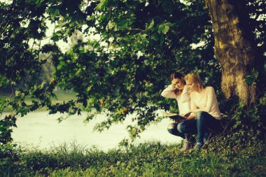 İki genç kız kitap okumak