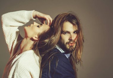 Dağınık saçlı genç Çift