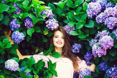 Ortanca çiçekleri oldukça gülümseyen kız