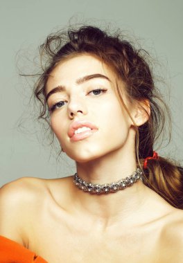 Çıplak omuz ile güzel kız