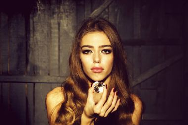 Değerli mücevher ile güzel kadın