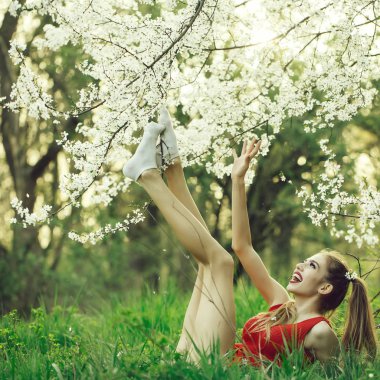 Çiçeği güzel kız