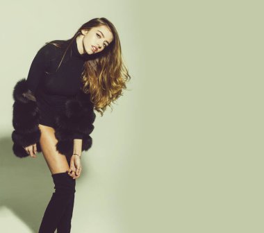 kürk ve botları uzun saçlı çok seksi kadın