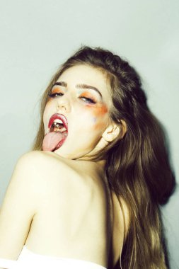 Turuncu makyaj ile kız