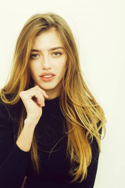 Siyah uzun sarı saçlı seksi güzel kız