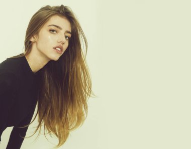 Siyah uzun sarı saçlı güzel kız