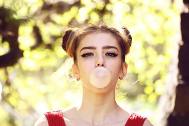 Ağaç bahar çekici kadın