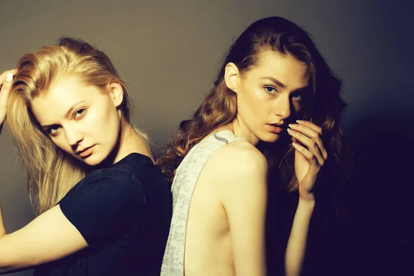 Dos jóvenes sexy elegante niñas — Foto de Stock
