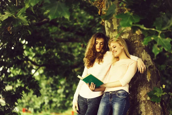 책을 읽고 두 어린 소녀 — 스톡 사진