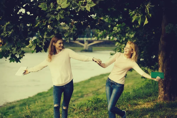 Due giovani ragazze si tengono per mano — Foto Stock