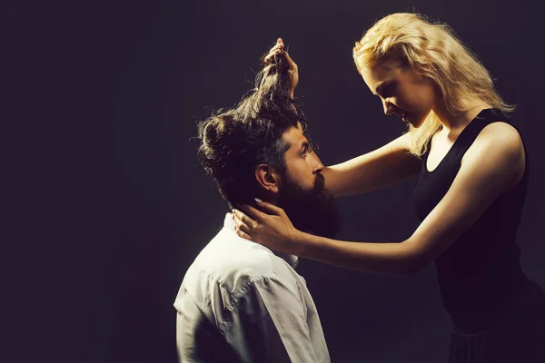 Блондинка перукар розчісує бородатого чоловіка — стокове фото