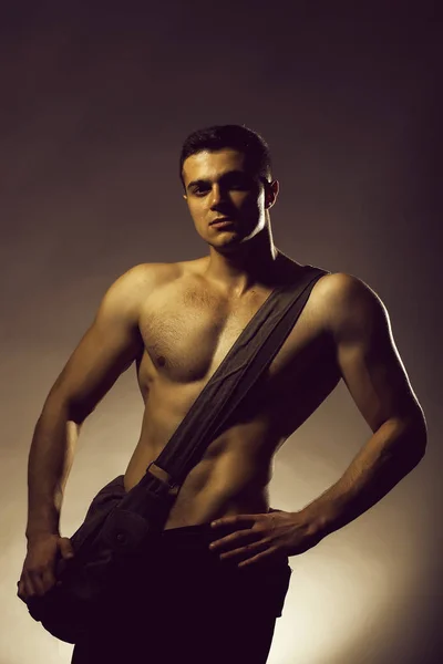Сексуальный мускулистый мужчина с сумкой — стоковое фото