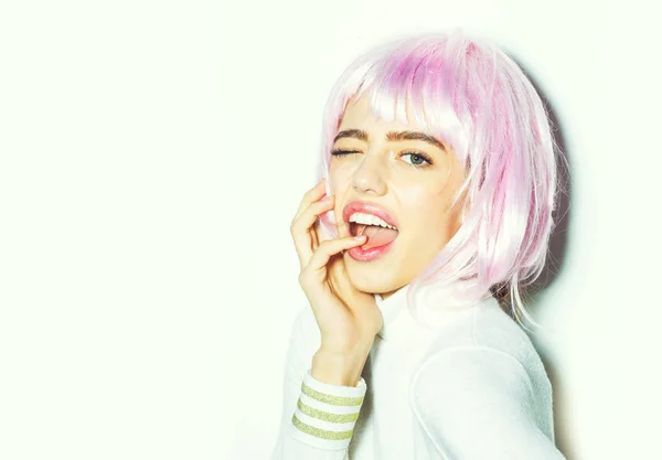 Menina bonita em peruca cabelo rosa — Fotografia de Stock