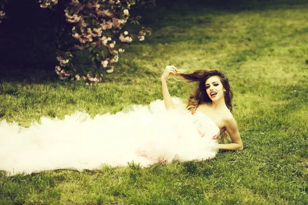 Glamour kadın yeşil çimenlerin üzerinde — Stok fotoğraf