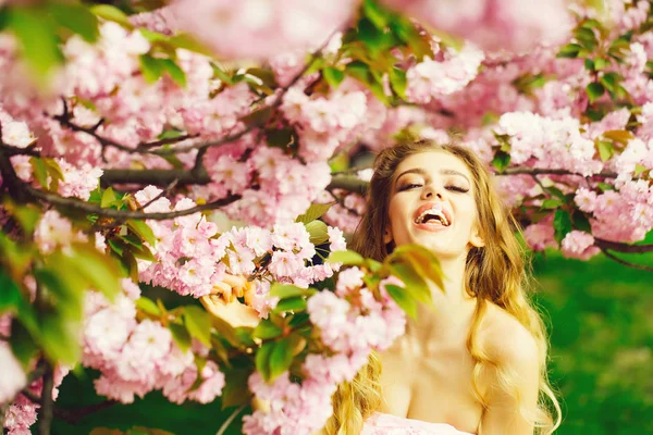 Mulher feliz em flor — Fotografia de Stock