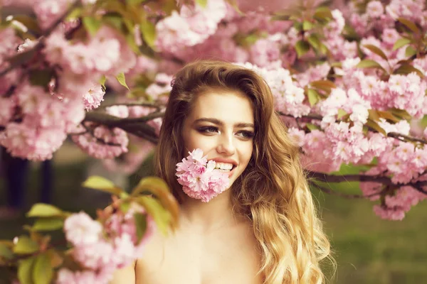 Šťastná žena v květu — Stock fotografie