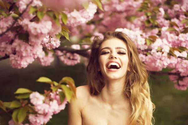 Glückliche Frau in Blüte — Stockfoto
