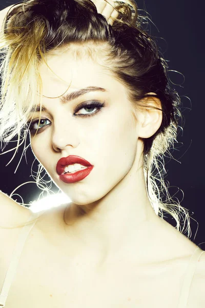 Bella donna con le labbra rosse — Foto Stock