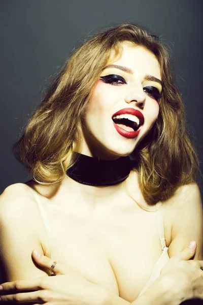 Mulher sorridente com maquiagem em sutiã — Fotografia de Stock