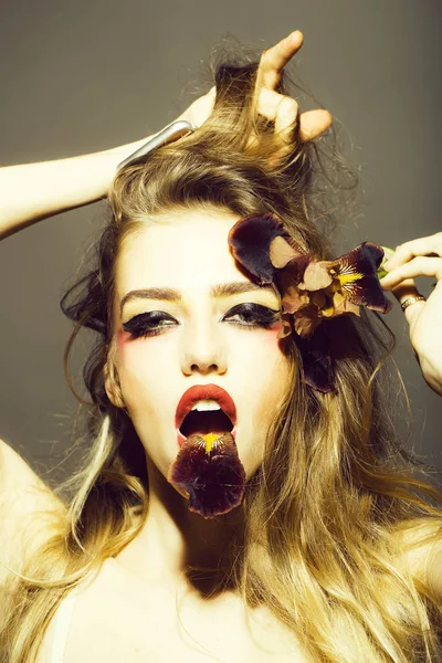 Mooie vrouw met kunst make-up en petal — Stockfoto